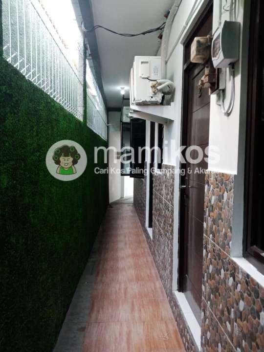Koridor Lorong Rumput Sintetis & AC