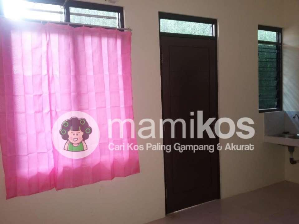 Kamar Tidur Sejuk (Jendela Tirai Pink)